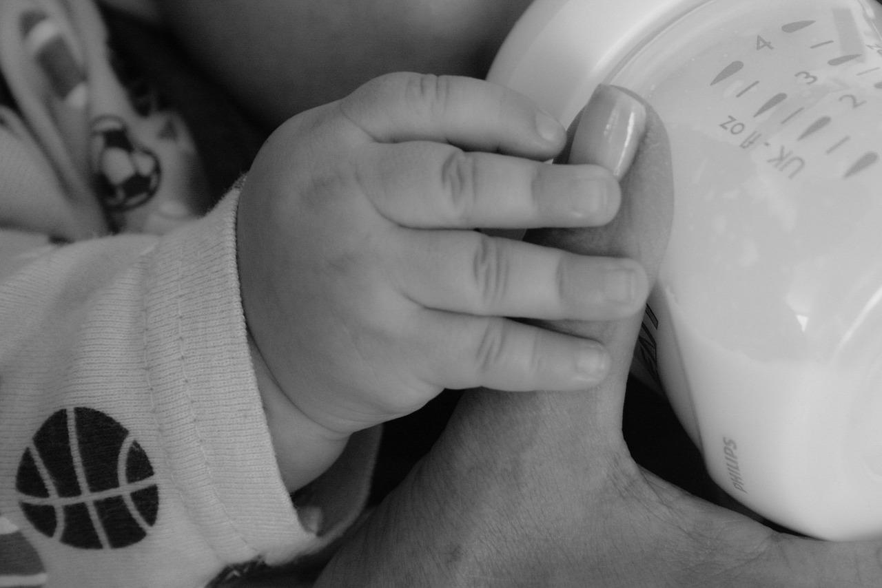 babies, hands, lactation-921037.jpg